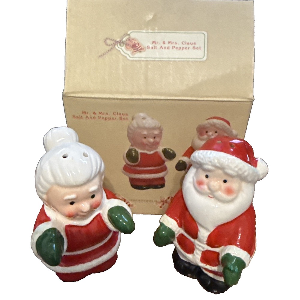 Cracker Barrel Santa & Mrs. Claus - Salt and Pepper Shakers Hugging